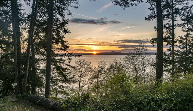 Enjoy Roseberry Cottage! Updated westside beach access with stunning views