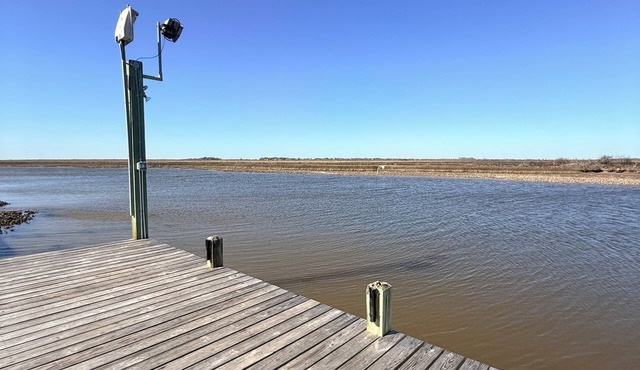 Enjoyable 2-bedroom house on the intercoastal in charming Sargent, TX