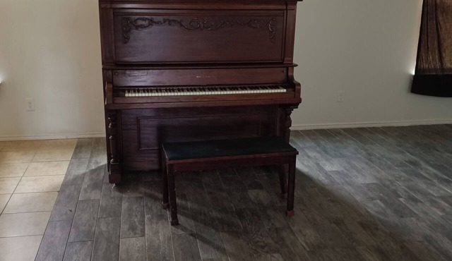 Enjoyable 3-bedroom house with AC in charming Fort Worth