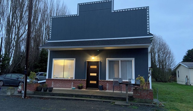 Enjoyable Historic Roadside Retreat -In charming Sequim - Pet Friendly!