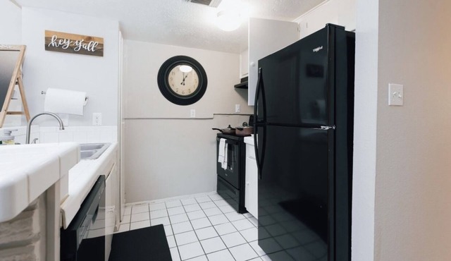 Enticing 1BR Apt in the heart of the Heights