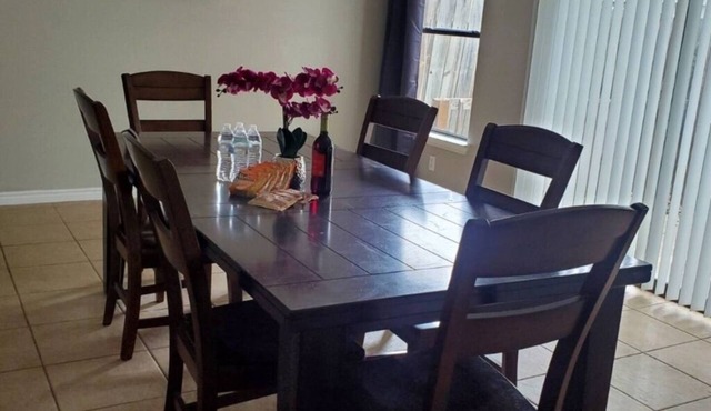 ENTIRE HOME | 4BR | Work Ready (4 Desks) | Near Randolph AFB