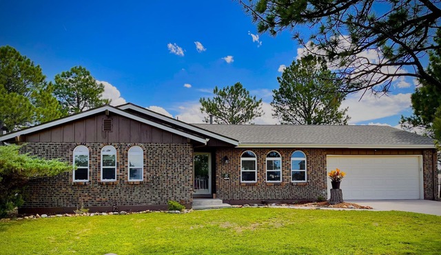 Entire home on 3 acres w/ 4 bedrooms, 3 baths & office “Dog and human paradise”