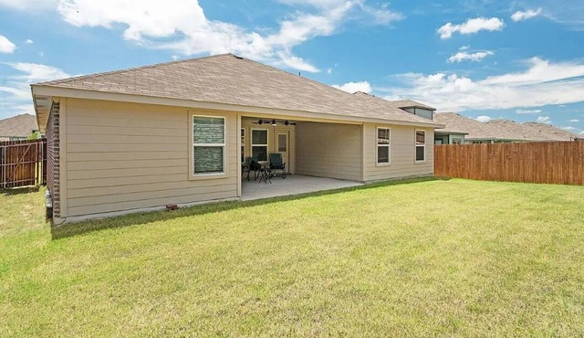 Escape the city w/o sacrificing comfort! No stairs, spacious home in Alvarado.