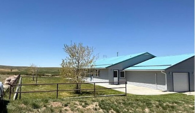 Escape to wide open Wyoming skies at this spacious ranch-style retreat near Alcova & Pathfinder Reservoir — perfect for lake days, quiet evenings, and gathering with family and friends.