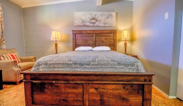 Essential Queen Room Retreat Close to Wheeler City Park Trails & Free Parking