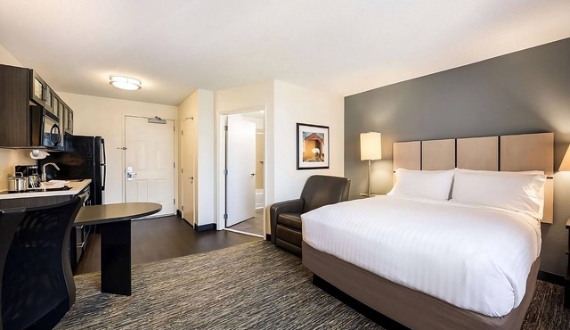 Excellent Choice! 3 Spacious Suites with Full Kitchens, Pet-friendly!