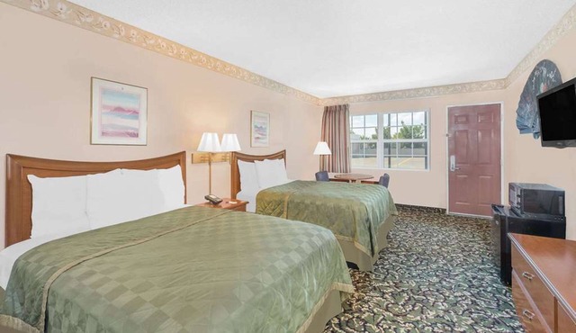 Experience Texas Hospitality in Pecos! 2 Comfortable Units! Airport Shuttle!