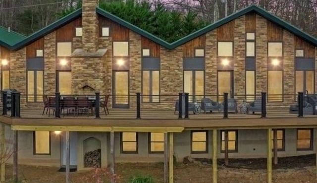 🪩Experience WV on our MOUNTAIN TOP🌲5 BR Hidden Gem🪩Close to Town🌲 in Berkeley Springs