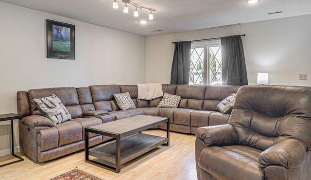Explore Lincoln! Pet-Friendly Retreat w/Patio