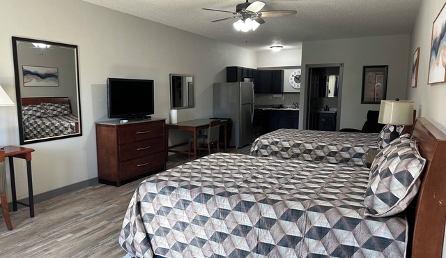 Extended Stay Studio Suite- 2 queen beds plus full kitchen