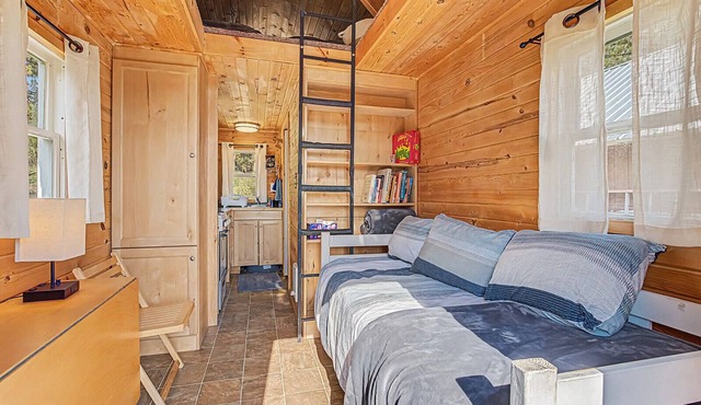 Fabulous 1-bedroom cabin in pleasant Garden Valley getaway