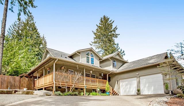 Fairway-view home with deck, grill, central AC, game room, Ping-Pong, & WiFi