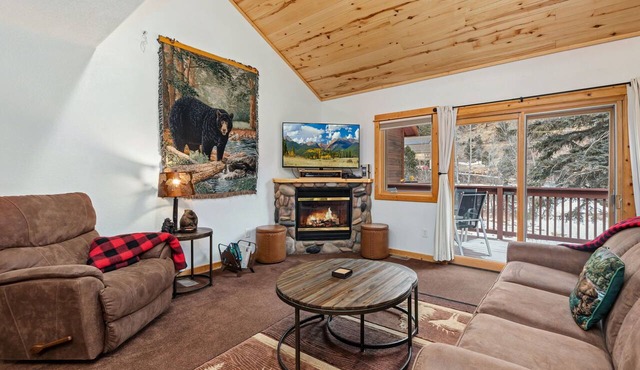 Fall River Hideaway Fireplace Close to RMNP
