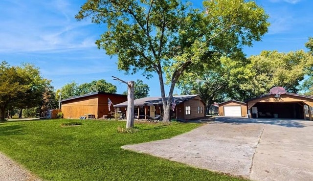 Families, Fishermen & Hunters. Pleasant 3-bedroom house and dock ready for you!