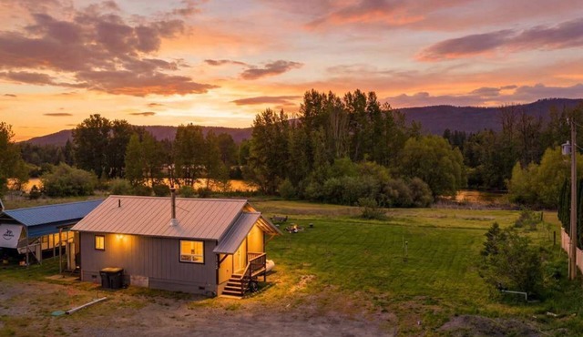 Family Cabin w/Private Pond & Mountain Views - Holiday Home