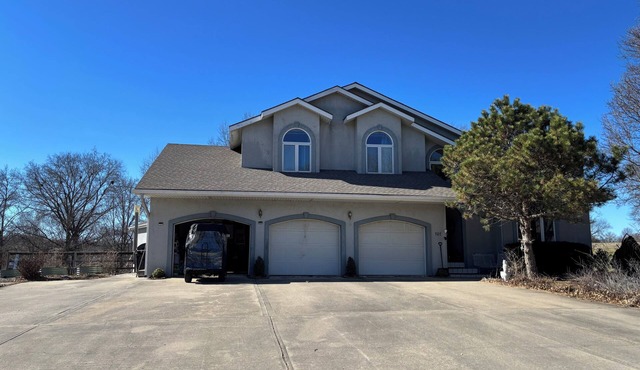 Family friendly, 2-bedroom apartment in beautiful Plattsburg w/racketball court.