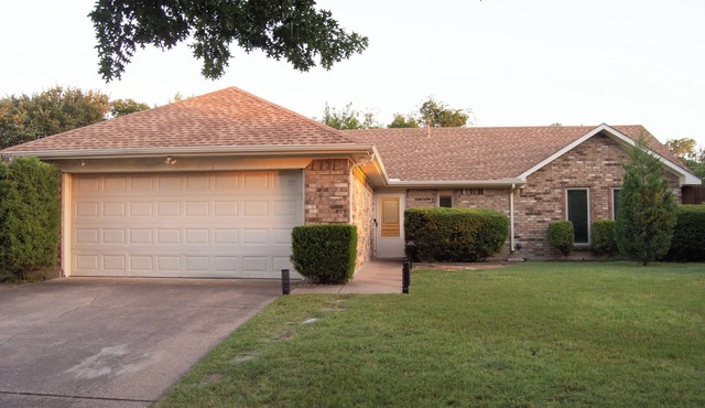 Family Haven Near Park: Clean, Central & Spacious