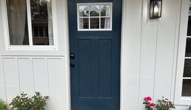 Fancy Nancy’s cottage in the heart of Summit, located near shops and restaurants