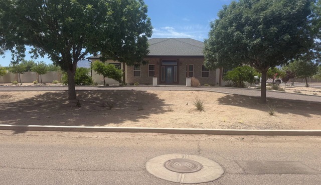 Fantastic 5-br, 3.5ba house with pool, hot tub AC located in Graham county, AZ.