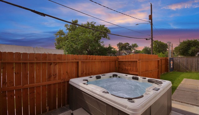 FIFA COMMAND POST! ♨️Hot Tub along with Putting Green ♨️ EaDo Houston
