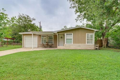 Fire Pit & Grill: Victoria Home Near Downtown