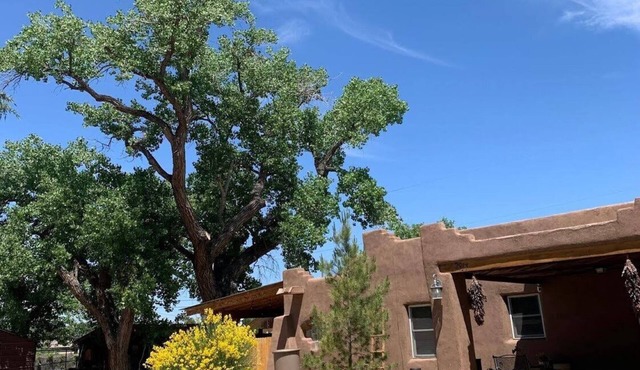 Flyover Cottage/Quaint 2-bedroom house in charming rural Albuquerque