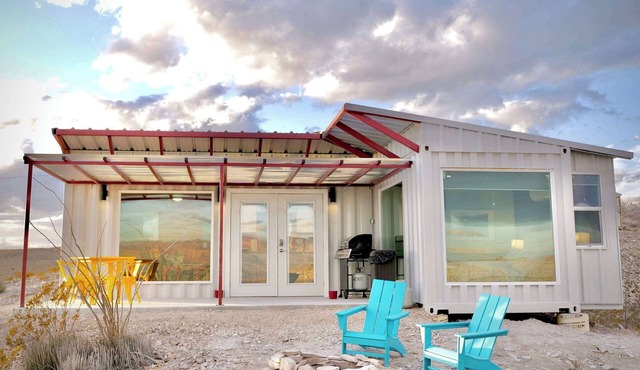 Fossil Knob Ridge -Mariscal: Ultra Modern Container Home