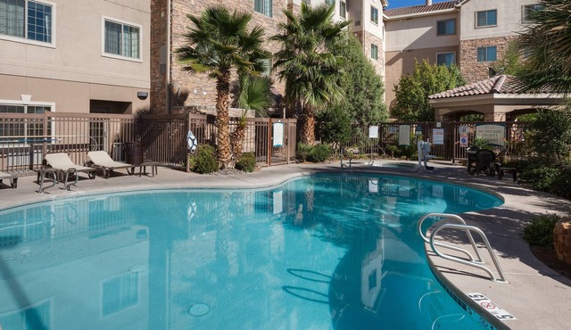 Free Breakfast. Hot Tub. Quick Drive to New Mexico State University!