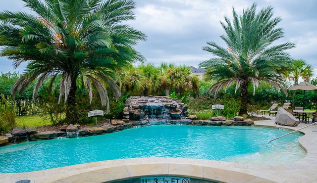 Free Breakfast + Outdoor Pool + Hot Tub | Modern Suite
