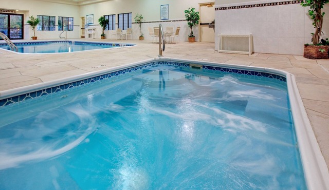 Free Breakfast. Pool & Hot Tub. Near St. Francis Medical Center!