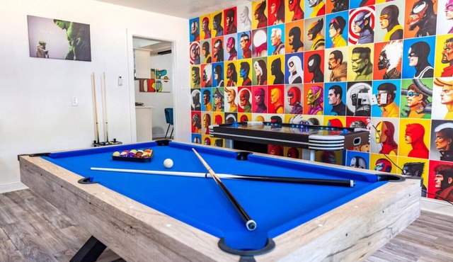 Funky Haus near FIFA World Cup, Six Flags, & AT&T Stadium with Game & Movie room