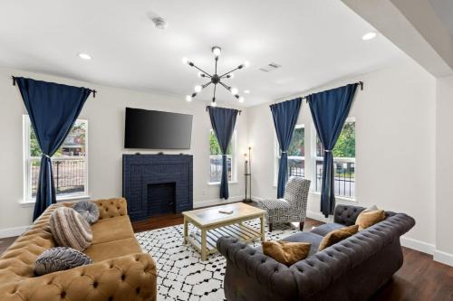 Gated 5BR Duplex with 2 Kitchens Near Med Center & Downtown