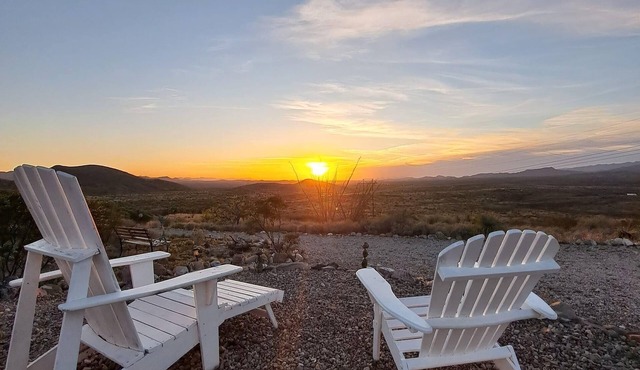 **Glamping** **Unique Experience** The Lookout! Come Chill on Lookout Hill!