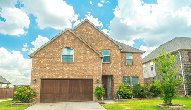 Gorgeous 4-bedroom house with private lake and walking trails on the woods