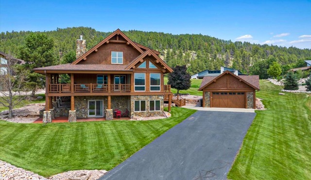Gorgeous lodge with mountain views, fireplace, game room, hot tub & grill