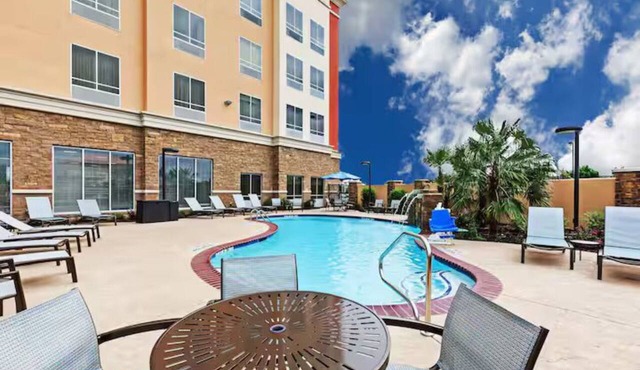Grandscape Getaway – 2 Queens/Breakfast/Pool