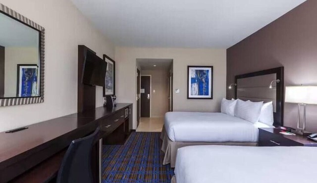 Grandscape Getaway – 2 Queens/Breakfast/Pool