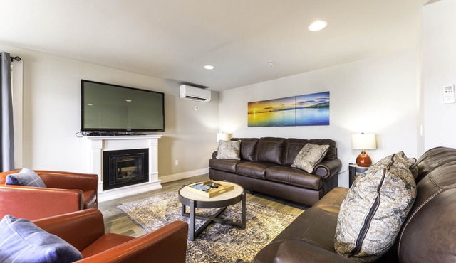 GrandView 100 - Luxury 2 Bedroom Waterfront condo