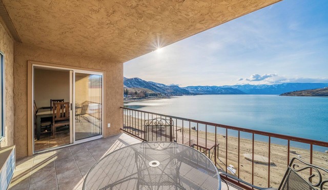GrandView 402 - 2 Bedroom Waterfront Condo