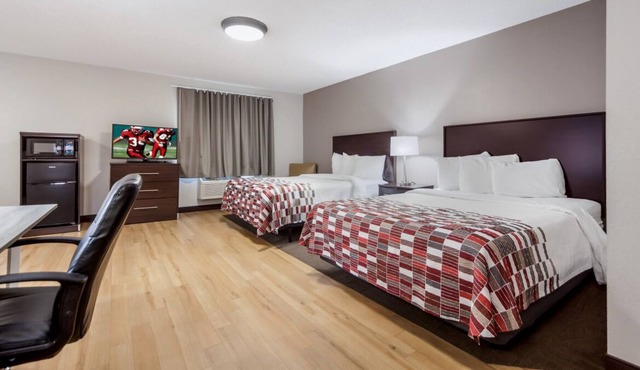 Great Hotel For The Price & Close To The Old Market! On-site Pool, Pet-Friendly!