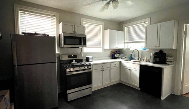 Great Mid-Term Rental: Charming 2 bd/1 office University City Duplex