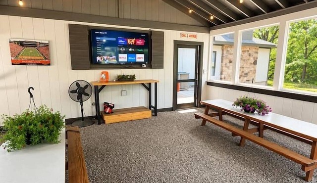 Group Get Away- 10 acres/4 cabins/sleeps 26