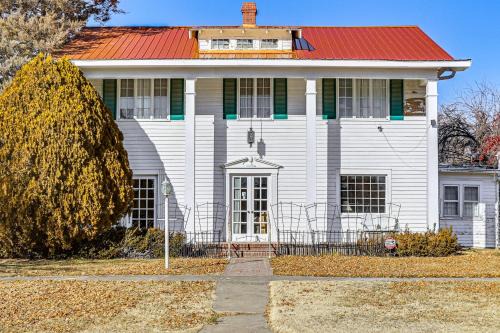 Half-Mi to Atwood Lake: Spacious Home!