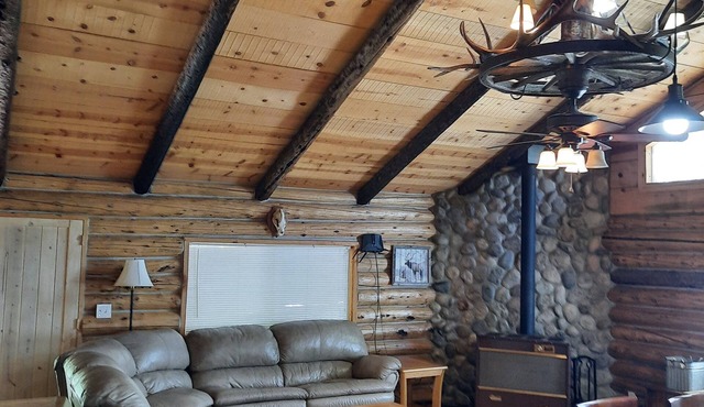 Hand Crafted Log Cabin, minutes away from your outdoor adventure