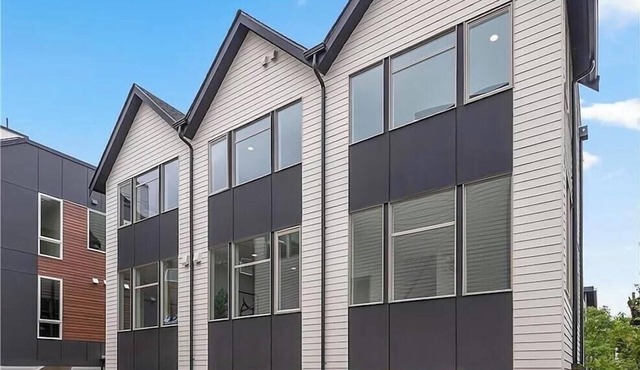 Heart of Ballard: Modern, Pet-Friendly Townhome Walkable to Dining and Market!