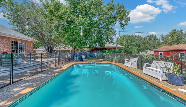 Heart of Texas Hangout/Pool/Game Room/Sport Court