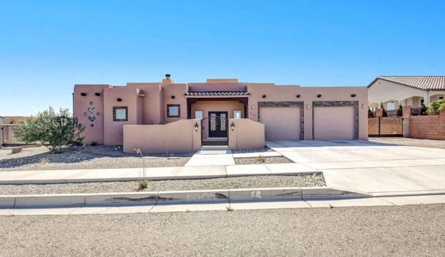 Heated Pool + Hot Tub - Luxury Retreat ABQ