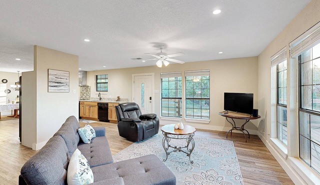 Hill Country Views & Patio: Private Home