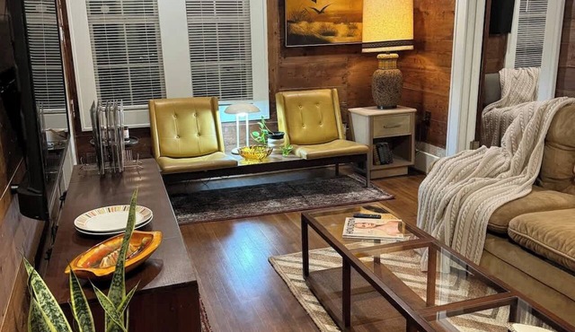hilltop: 2BR, pool, hot tub, Easy World Cup Access
